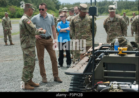 Secrétaire de l'Armée de l'armée américaine visites Eric attisant les soldats du Pacifique de la 25e Division d'infanterie au cours de l'Initiative du Pacifique sans pilote habités - 26 juillet, 2016, à la formation du Corps des Marines, soufflets, Hawaii. PACMAN-I a été l'occasion pour les soldats, en partenariat avec les organismes et institutions telles que la manoeuvre Centre d'excellence et l'US Army Tank Automotive Research Centre de développement et d'ingénierie, à l'essai une nouvelle technologie sur le terrain au cours d'exercices pratiques. (U.S. Photo de l'Armée de l'air par le sergent. Christopher Hubenthal) Banque D'Images