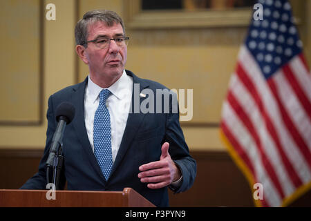 Au cours d'une visite à Fort Bragg, le secrétaire à la Défense Ash carter donne une conférence de presse mettant en lumière l'état de préparation au déploiement de l'Armée de terre, les initiatives de leadership, la formation des unités et la planification opérationnelle. La séance d'information informe les médias sur les activités de Fort Bragg, les objectifs militaires stratégiques et le soutien aux soldats qui se préparent pour des missions nationales et outre-mer. Banque D'Images