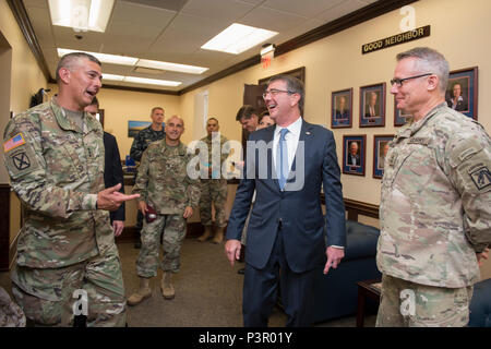 Le Secrétaire de la Défense Ash Carter parle avec le lieutenant général de l'Armée de Stephen Townsend, gauche, XVIII Airborne Corps commandant général, lors d'une visite à Fort Bragg, N.C., 27 juillet 2016. Townsend est le nouveau commandant de la Force opérationnelle combinée pour Force-Operation résoudre inhérent. (Photo du DoD par Air Force Tech. Le Sgt. Brigitte N. Brantley/libérés) Banque D'Images