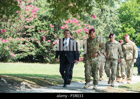 Le Secrétaire de la Défense Ash Carter parle avec le lieutenant général de l'Armée de Stephen Townsend, gauche, XVIII Airborne Corps commandant général, lors d'une visite à Fort Bragg, N.C., 27 juillet 2016. Townsend est le nouveau commandant de la Force opérationnelle combinée pour Force-Operation résoudre inhérent. (Photo du DoD par Air Force Tech. Le Sgt. Brigitte N. Brantley/libérés) Banque D'Images