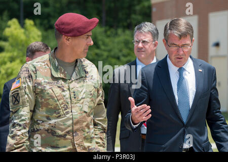 Le Secrétaire de la Défense Ash Carter parle avec le lieutenant général de l'Armée de Stephen Townsend, gauche, XVIII Airborne Corps commandant général, lors d'une visite à Fort Bragg, N.C., 27 juillet 2016. Townsend est le nouveau commandant de la Force opérationnelle combinée pour Force-Operation résoudre inhérent. (Photo du DoD par Air Force Tech. Le Sgt. Brigitte N. Brantley/libérés) Banque D'Images