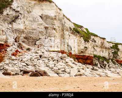 Le célèbre Red Rock Hunstanton séquence avec les récentes chutes de falaise de craie blanche. Banque D'Images