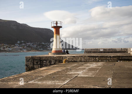 Feu de navigation port balise lumineuse, rouge et blanc, le mur du port de Kalk Bay, False Bay, péninsule du Cap, Afrique du Sud et la sécurité gardiennage concept Banque D'Images