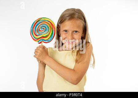 Portrait d'une petite fille surprise et permanent pointant deux doigts loin  à copie espace isolé sur fond blanc Photo Stock - Alamy