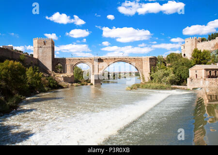 La ville médiévale de San Martin bridge à Tolède, Espagne Banque D'Images