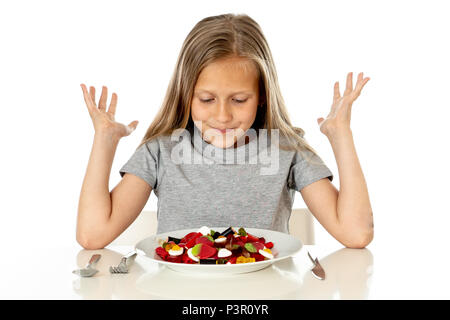 Funny happy girl avec la plaque de bonbons sucette lollies happy little girl eating big sugar candy lollies kid manger des sucreries. surpris enfant avec des bonbons. iso Banque D'Images