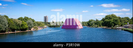 Le mastaba sculpture par Christo et Jeanne Claude dans le lac Serpentine de Hyde Park London UK Banque D'Images