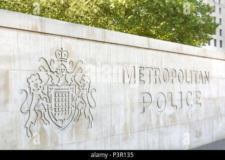 Affiche à l'extérieur de New Scotland Yard, London Banque D'Images