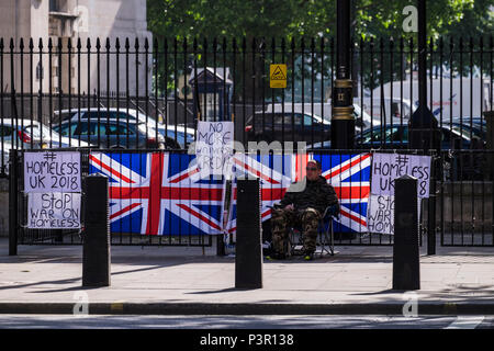 Manifestant sans-abri sur Whitehall en face de Downing Street, Londres, Angleterre, Royaume-Uni Banque D'Images