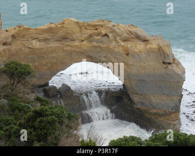 L'Arche, Port Campbell, Victoria. Arch Rock naturel monumental avec vagues ci-dessous, un arrêt populaire sur la Great Ocean Road Banque D'Images