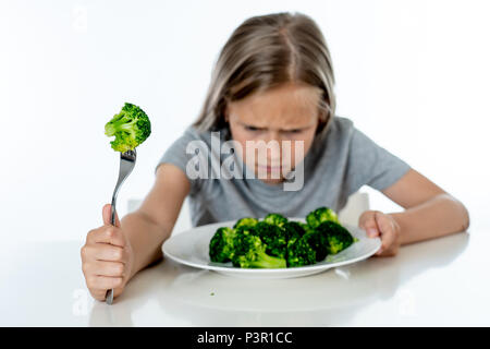 Nutrition et saine alimentation pour les enfants d'une saine alimentation concept. Les enfants n'aiment pas manger des légumes. Peu cute kid girl refusent de manger sain Banque D'Images