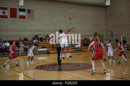 Pays membre de l'International du Sport Militaire (CISM) Conseil sont réunis pour participer à l'Organisation mondiale des femmes militaires, Tournoi de basket-ball, commençant à la page Field House à Camp Pendleton, Californie, 25 juillet 2016. La CPS de l'armée américaine. Diane Barnes saute pour le bal au cours de dénonciation, à commencer le match contre l'équipe canadienne. (U.S. Marine Corps photo par Lance Cpl. Micha R. Pierce/libérés) Banque D'Images