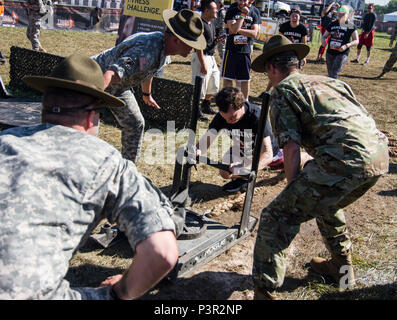 Réserve de l'Armée de percer les sergents motiver un participant de la réserve de l'Armée Défi remise en forme au cours de cette année, les villes jumelées de Hugo, Tough Mudder MN. La réserve de l'armée a parrainé dix Tough Mudder événements à travers les États-Unis afin d'apporter plus de conscience au sujet de la réserve de l'Armée de la communauté. (U.S. Photo de l'armée par le sergent. Cliff Coy) Banque D'Images