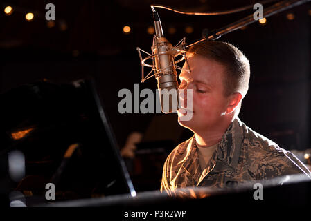 Jamie Navigant de première classe Teachenor, U.S. Air Force Academy et bande bleu sauvages Pays chanteur, répète ses chansons à la base aérienne Peterson, au Colorado, le 20 juillet 2016. Avant de se joindre à l'Armée de l'air, Teachenor est un auteur-compositeur-interprète basée à Nashville, Tennessee. (U.S. Air Force photo par un membre de la 1re classe Dennis Hoffman) Banque D'Images