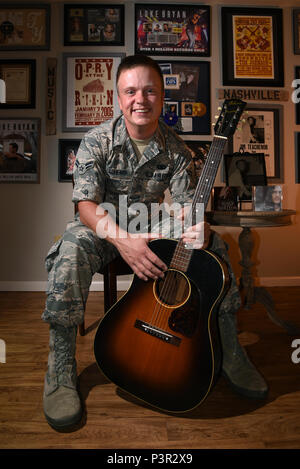 Jamie Navigant de première classe Teachenor, U.S. Air Force Academy et bande bleu sauvages Pays chanteur, affiche son or et platine, dans sa maison à la base aérienne Peterson, au Colorado, le 20 juillet 2016. Teachenor a écrit de nombreuses chansons à succès pour certains des noms les plus connus dans le monde entier, y compris la musique country Blake Shelton, Vince Gill, Luke Bryan, Trace Adkins, Montgomery Gentry, Trisha Yearwood, Gretchen Wilson, Blaine Larsen et bien d'autres. (U.S. Air Force photo par un membre de la 1re classe Dennis Hoffman) Banque D'Images