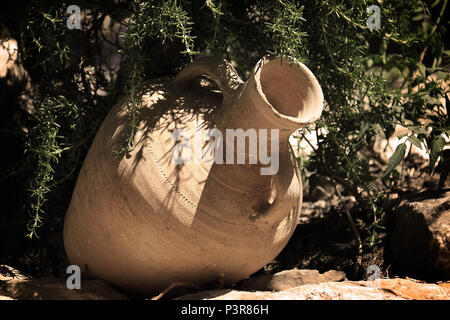 Un pot en argile dans un jardin traditionnelle Libanaise. Banque D'Images