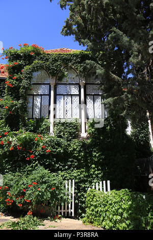 Une maison traditionnelle Libanaise couvertes de feuillage vert. Banque D'Images