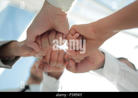 Close up .businessman and businesswoman faire un fist bump sur la création d'arrière-plan Banque D'Images