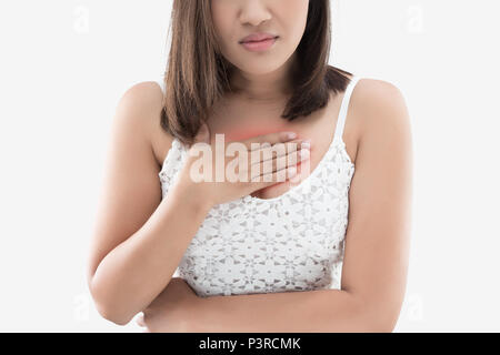 D'estomac est une sensation de brûlure dans la poitrine, et les gens est un symptôme de reflux acide ou RGO. Une femme souffrant de brûlures sur un fond gris. Banque D'Images