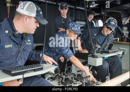 160729-N-MW990-058 OCÉAN PACIFIQUE (29 juillet 2016) Chef de quartier-maître Ryan Reppe (gauche) attaché à la lutte contre le littoral, le USS Coronado (LCS) 4 Japon enseigne d'autodéfense maritime Vice-commandant, Force opérationnelle combinée Le Contre-amiral Koji Manabe (centre) à propos de ship commandes au cours de l'2016. Vingt-six nations, plus de 40 navires et sous-marins, plus de 200 avions, et 25 000 hommes participent à l'EXERCICE RIMPAC du 30 juin au 4 août, dans et autour des îles Hawaï et la Californie du Sud. Le plus grand exercice maritime international RIMPAC, fournit un train unique Banque D'Images