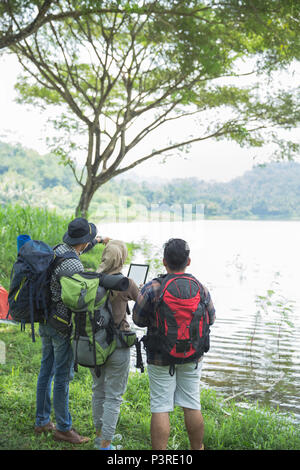 Forêt, près du lac à l'aide de tablet pc Banque D'Images