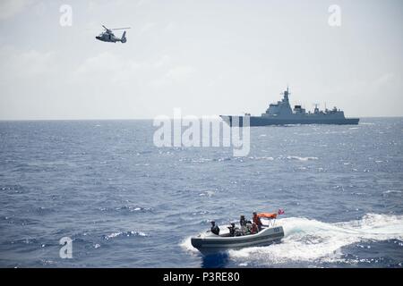 Océan Pacifique (Juillet 20, 2016) - La Marine Chinoise de marins de missiles de la Xian (153) sont transportés à missiles de l'USS Stockdale (DDG 106) pour une visite (VBSS, conseil, recherche, et saisie) au cours de l'exercice Rim of the Pacific 2016. Vingt-six nations, 40 navires et sous-marins, plus de 200 avions et 25 000 personnes participent à l'EXERCICE RIMPAC du 30 juin au 4 août, dans et autour des îles Hawaï et la Californie du Sud. Le plus grand exercice maritime international RIMPAC, offre une formation unique qui aide les participants à favoriser et durable Banque D'Images