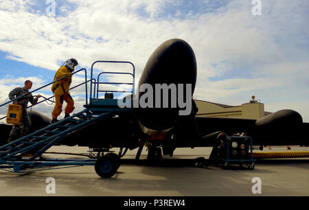 Un U-2 Dragon Lady pilot monte à l'habitacle lors de l'exercice Northern Edge 17 at Joint Base at Joint Base Elmendorf-Richardson, Alaska, le 9 mai 2017. L'U-2 participe pour la première fois dans le Nord de l'Edge, qui est un exercice biennal de formation conjointe impliquant environ 6 000 hommes et 200 aéronefs à voilure fixe, et dates de 1975. Banque D'Images