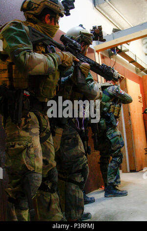 French Groupe d'opérations spéciales et la Jordanie 111e Bataillon de la Force de frappe des soldats effectuent des opérations de tir réel inscrivez-vous au cours de l'exercice lion avide à 17 le Roi Abdullah II Centre de formation d'opérations spéciales à l'extérieur, Amman, Jordanie, 8 mai 2017. Lion avide est un exercice annuel le Commandement central américain en Jordanie visant à renforcer les relations militaires entre les Etats-Unis, la Jordanie et d'autres partenaires internationaux. La nouvelle édition se compose d'environ 7 200 militaires provenant de plus de 20 nations qui permettra de répondre aux scénarios impliquant la sécurité des frontières, de commandement et de contrôle, de cyber Banque D'Images