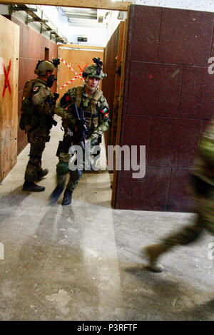 French Groupe d'opérations spéciales et la Jordanie 111e Bataillon de la Force de frappe des soldats effectuent des opérations de tir réel inscrivez-vous au cours de l'exercice lion avide à 17 le Roi Abdullah II Centre de formation d'opérations spéciales à l'extérieur, Amman, Jordanie, 8 mai 2017. Lion avide est un exercice annuel le Commandement central américain en Jordanie visant à renforcer les relations militaires entre les Etats-Unis, la Jordanie et d'autres partenaires internationaux. La nouvelle édition se compose d'environ 7 200 militaires provenant de plus de 20 nations qui permettra de répondre aux scénarios impliquant la sécurité des frontières, de commandement et de contrôle, de cyber Banque D'Images