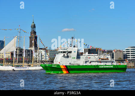 Parade d'entrée à l'occasion de l'anniversaire du port avec la douane cruisers Borkum à Hambourg, Allemagne, Europe, zum Hafengebu Einlaufparade Banque D'Images