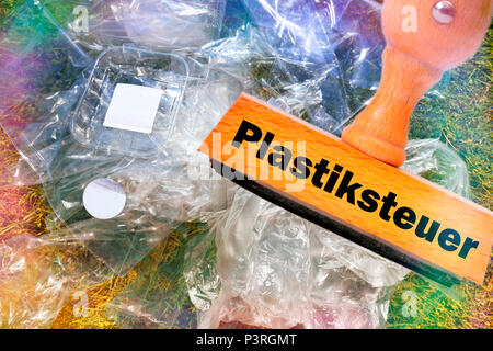 Les déchets d'emballages en plastique et de timbre avec les mots de commande en plastique, Verpackungsmüll aus Kunststoff und Stempel mit der Aufschrift Plastiksteuer Banque D'Images