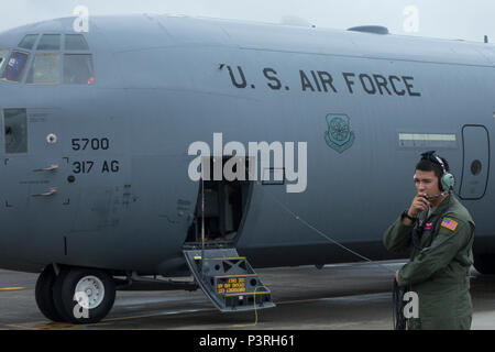 Pina Marin Navigant de première classe, 39e Escadron de transport aérien C-130J Super Hercules l'arrimeur, communique avec les membres d'équipage à Yokota Air Base, le 21 juillet 2016. Avec l'Équipage 39 À partir de Dyess Air Force Base, Texas, s'est rendu à Yokota pour aider à la transition de la C-130 Hercules pour le modèle J. (U.S. Air Force photo par Yasuo Osakabe/libérés) Banque D'Images