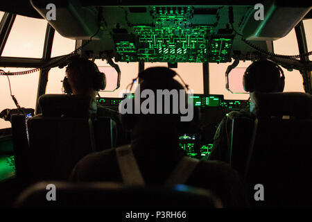 Le colonel Kennth Moss, 374e Airlift Wing Commander, et les pilotes avec le 39e Escadron de transport aérien, de l'approche pour un atterrissage lors d'un vol d'entraînement à Yokota Air Base, Japon, Juillet 21, 2016. Trois C-130J Super Hercules de Dyess Air Force Base, Texas, s'est rendu à Yokota pour aider à la transition de la C-130 Hercules pour le modèle J. 14 C-130J sont prévus pour remplacer Yokota's C-130Hs plus tard cette année, qui ont été en service depuis 1974. (U.S. Air Force photo par Yasuo Osakabe/libérés) Banque D'Images