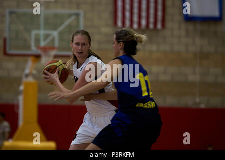 Le capitaine de l'Armée canadienne Abby Edmison des Forces armées canadiennes l'équipe féminine de basket-ball travaille son chemin autour d'un défenseur au cours de la Canada vs Brésil match au Conseil International du Sport Militaire (CISM) militaire mondiale Women's Basketball Championship le 27 juillet au Camp Pendleton, en Californie. La base est l'hôte du monde du CISM de militaires le 25 juillet à Juillet 29 activités pour promouvoir la paix et la solidarité entre les athlètes militaires par le sport. (U.S. Marine Corps photo par le Sgt. Perria abbaye) Banque D'Images