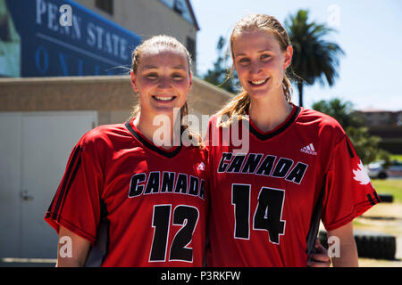 Les soldats de l'Armée canadienne et sœurs biologiques Le Lieutenant Sandy Edmison, à gauche, et le capitaine Abby Edmison, droite, sont tous deux membres de l'Armée canadienne 2016 de l'équipe féminine de basket-ball. Les soeurs posent ensemble ici après le Canada et le Brésil match au Conseil International du Sport Militaire (CISM) militaire mondiale Women's Basketball Championship le 27 juillet au Camp Pendleton, en Californie. La base est l'hôte du monde du CISM de militaires le 25 juillet à Juillet 29 activités pour promouvoir la paix et la solidarité entre les athlètes militaires par le sport. (U.S. Marine Corps photo par le Sgt. Abbey Banque D'Images