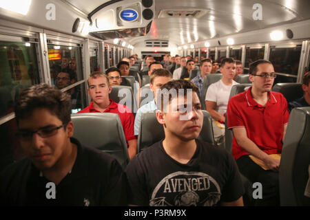 Recrues de la Compagnie Alpha, 1er bataillon de formation des recrues, sont accueillis à l'instruction des recrues pendant la réception au Marine Corps Recruter Depot San Diego, 8 mai. Une fois que les recrues descendent de l'autobus, ils commencent immédiatement à la transformation de la vie civile à Marine. Chaque année, plus de 17 000 hommes recrutés dans la région de recrutement de l'Ouest sont formés à MCRD San Diego. La Compagnie Alpha est prévue pour le 4 août d'études supérieures. Banque D'Images