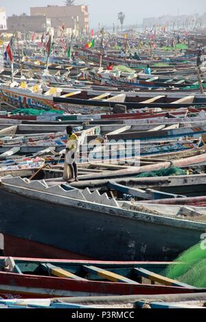 Masse de bateaux de pêche, St Louis, Sénégal Banque D'Images