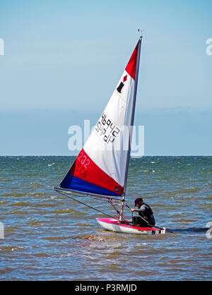 Dériveurs de King's Lynn beach à West Norfolk, accueil de King's Lynn Beach Club de voile. Banque D'Images