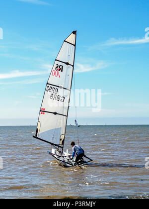 Dériveurs de King's Lynn beach à West Norfolk, accueil de King's Lynn Beach Club de voile. Banque D'Images