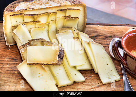 Saveurs italiennes : typique de fromage italien servi sur table en bois - selective focus Banque D'Images