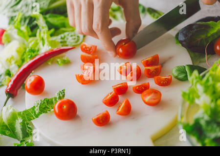 La préparation de l'homme frais cuisine detox salade saine sur table. Libre Banque D'Images