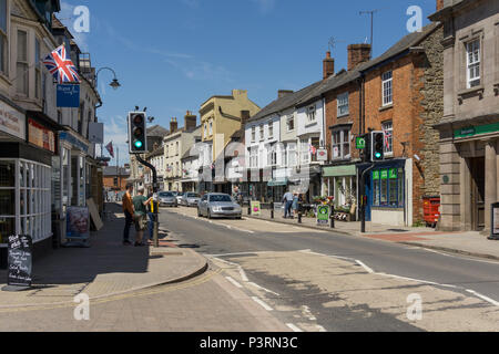 La rue principale de la ville de marché de Towcester, Northamptonshire, Angleterre Banque D'Images