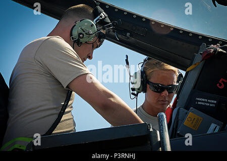 Le sergent-chef de l'US Air Force. Jamie Ludy, droite, et d'un membre de la 1re classe Brandon Société ICB INVESTMENT & Consulting Bureau, aéronefs électriciens avec le New Jersey Air National Guard's 177e Escadre de chasse, travaillent à l'intérieur du cockpit d'un F-16 Fighting Falcon lors de drapeau rouge 16-3, Juillet 13, 2016, sur la base aérienne Nellis, Nevada (États-Unis Photo de la Garde nationale aérienne Aviateur Senior Shane Karp/libérés) Banque D'Images