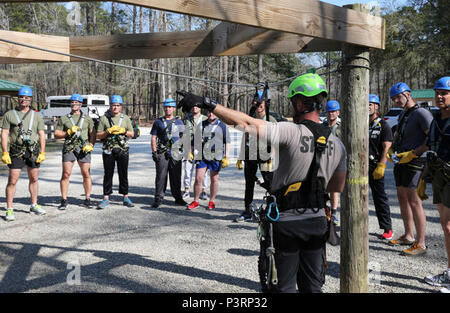 Le diable n'ose chien course à obstacles est l'un des nombreux avantages de Marines à Cherry Point profiter grâce à Marine Corps des Services communautaires. Ce genre de soutien et de plus acquis le SGCC Cherry Point la médaille d'or nationale 2017 Grand Prix d'excellence de la plaque. Ce prix, fondé en 2012, par l'Académie Américaine pour l'administration des parcs et des Loisirs en partenariat avec la National Recreation and Park Association, reconnaît les contributions des fournisseurs de loisirs militaire et le travail qu'ils font pour les militaires, leurs familles, d'autres mécènes et collectivités locales. Banque D'Images