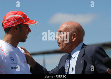 Lewis Hamilton rencontre Sir Stirling Moss à la BROOKLANDS BROOKLANDS DOUZE DOUBLE,FESTIVAL,28JUIN 08 Banque D'Images