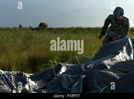 Le caporal de l'armée américaine Travis Gunter, 82nd Airborne Division parachutiste, regroupe jusqu'à son parachute drop zone Holland tout en participant en masse-tactiques semaine 16-07 à Fort Bragg, N.C., 13 juillet 2016. Au cours des semaines l'Armée tactique et l'Armée de l'air unités travaillent ensemble pour améliorer l'interopérabilité pour la crise dans le monde entier potentielle des opérations de contingence, et des missions d'aide humanitaire. (U.S. Photo de l'Armée de l'air par la Haute Airman Ericka Engblom)) Banque D'Images