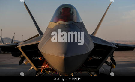 Un F-22A Raptor, affecté à la 27e Escadron de chasse, Joint Base Langley-Eustis, en Virginie, se trouve sur la piste au cours de l'exercice Red Flag 16-3 à Nellis Air Force Base, 25 juillet 2016. Drapeau rouge est l'occasion pour les équipages d'aéronefs militaires et de la capacité d'accroître leurs compétences opérationnelles tactiques des avions militaires aux côtés des forces de coalition. (U.S. Air Force photo par un membre de la 1re classe Kevin Tanenbaum/libérés) Banque D'Images