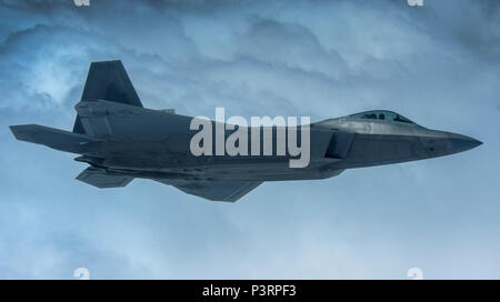 Un F-22A Raptor, affecté à la 27e Escadron de chasse, Joint Base Langley-Eustis, Va., vole au-dessus de la gamme de formation et d'essai au Nevada, Nevada, lors d'un drapeau rouge 16-3, Juillet 27, 2016. Drapeau rouge est un exercice organisé à Nellis Air Force Base, Nevada qui fournit des équipages et possibilité de faire l'expérience de situations de combat réaliste dans un environnement contrôlé. (U.S. Air Force photo par un membre de la 1re classe Kevin Tanenbaum/libérés) Banque D'Images