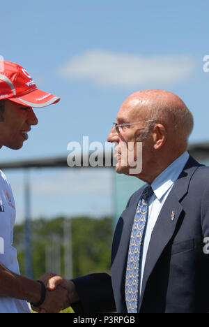 Lewis Hamilton rencontre Sir Stirling Moss à la BROOKLANDS BROOKLANDS DOUZE DOUBLE,FESTIVAL,28JUIN 08 Banque D'Images