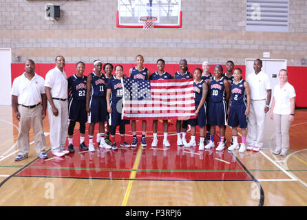 Les Forces armées des États-Unis 2016 Équipe féminine de basket-ball en compétition à la 2e Conseil International du Sport Militaire (CISM) Championnat du Monde de Basket-ball militaire organisée par les États-Unis au Marine Corps Base Camp Pendleton, en Californie. De gauche à droite : le capitaine de l'équipe, Dwayne Reed, entraîneur-chef le Lieutenant-colonel Nate Williams ; Matelot Marine Jameika Hoskins, de l'Armée de Sgt. Creshenda Singletary, aviateur de l'Armée de l'air hauts Jessica St Cyr, Maître de 2e classe de la Marine Christie Ayers, 2e Armée lt. Danielle Salley, armée de la CPS. Danielle Barnes, de l'Armée de Sgt. Kimberly Smith, le sergent de l'armée. Danielle Deberry, Navigant de première classe de l'Armée de l'air Cha Banque D'Images